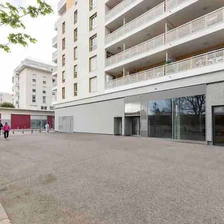 Moderne Luxueux Parking Ac Cote De La