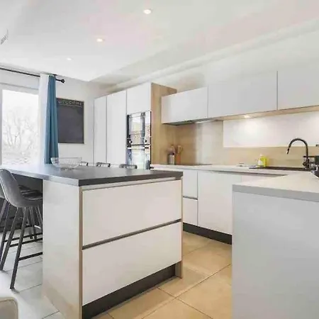 Moderne Luxueux Parking Ac Cote De La *