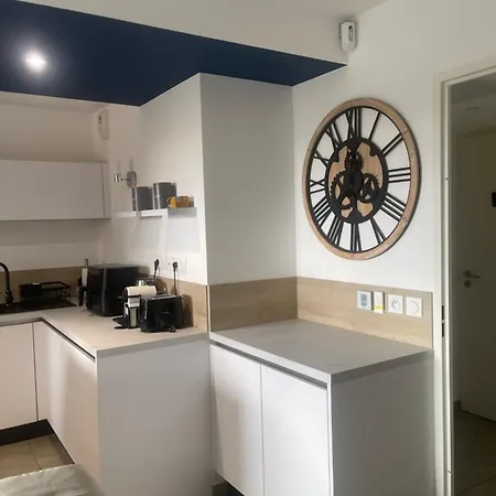 Moderne Luxueux Parking Ac Cote De La Nizza