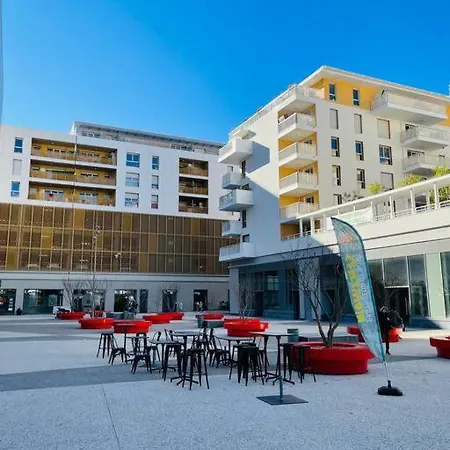 Moderne Luxueux Parking Ac Cote De La