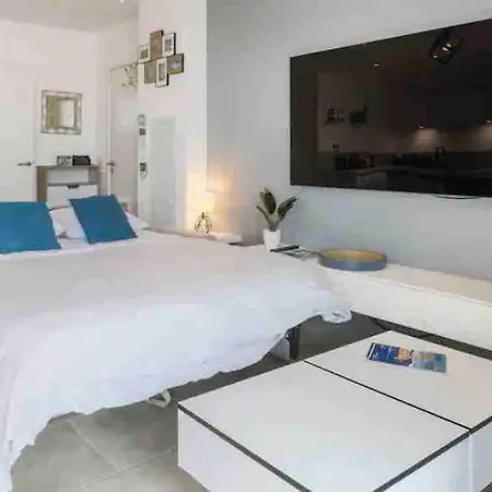 Moderne Luxueux Parking Ac Cote De La