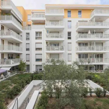 Moderne Luxueux Parking Ac Cote De La