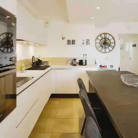 Moderne Luxueux Parking Ac Cote De La