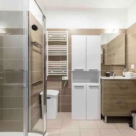 Moderne Luxueux Parking Ac Cote De La