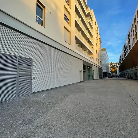 Moderne Luxueux Parking Ac Cote De La