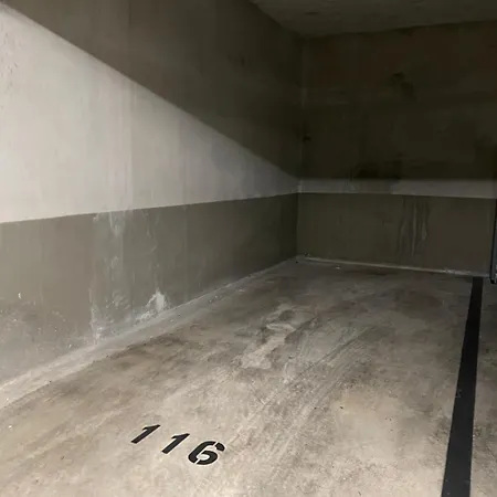 Moderne Luxueux Parking Ac Cote De La