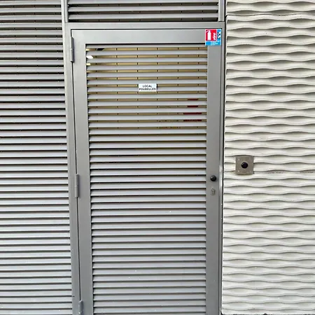 Moderne Luxueux Parking Ac Cote De La Nice